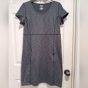 Duluth Trading Company Dress Zip Pocket Medium